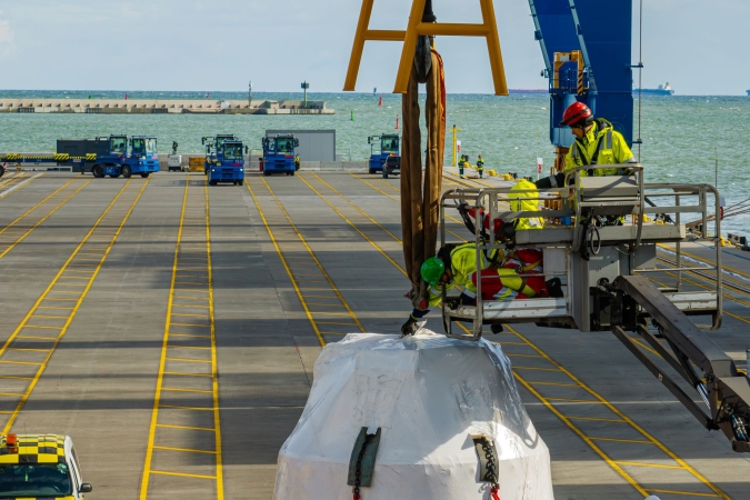 Nietypowy załadunek w Baltic Hub. Na statek załadowano 55-tonowy dzwon Vox Patris-GospodarkaMorska.pl