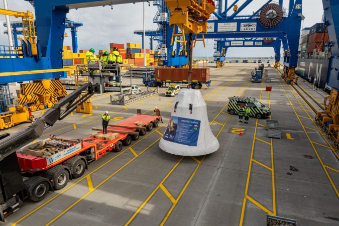 Nietypowy załadunek w Baltic Hub. Na statek załadowano 55-tonowy dzwon Vox Patris-GospodarkaMorska.pl