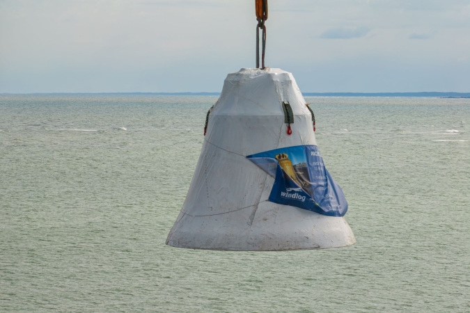 Nietypowy załadunek w Baltic Hub. Na statek załadowano 55-tonowy dzwon Vox Patris-GospodarkaMorska.pl