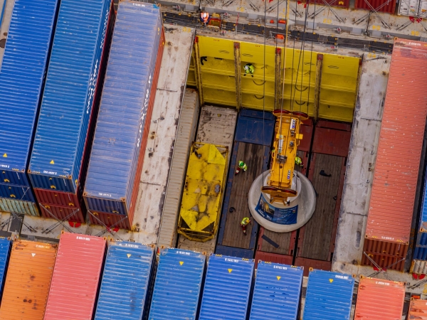 Nietypowy załadunek w Baltic Hub. Na statek załadowano 55-tonowy dzwon Vox Patris-GospodarkaMorska.pl