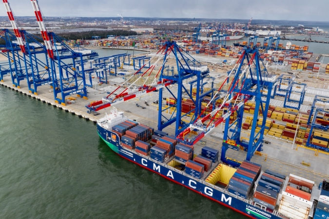 Nietypowy załadunek w Baltic Hub. Na statek załadowano 55-tonowy dzwon Vox Patris-GospodarkaMorska.pl