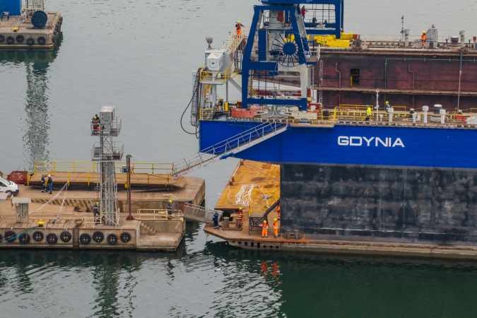 [WIDEO] Ważny moment dla PGZ Stoczni Wojennej i Portu Gdynia. Przeprowadzka doku pływającego-GospodarkaMorska.pl