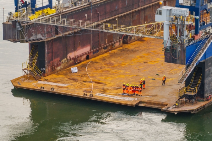 [WIDEO] Ważny moment dla PGZ Stoczni Wojennej i Portu Gdynia. Przeprowadzka doku pływającego-GospodarkaMorska.pl