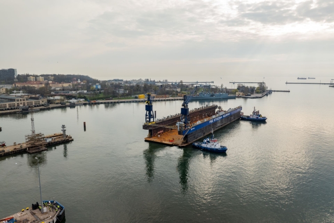[WIDEO] Ważny moment dla PGZ Stoczni Wojennej i Portu Gdynia. Przeprowadzka doku pływającego-GospodarkaMorska.pl