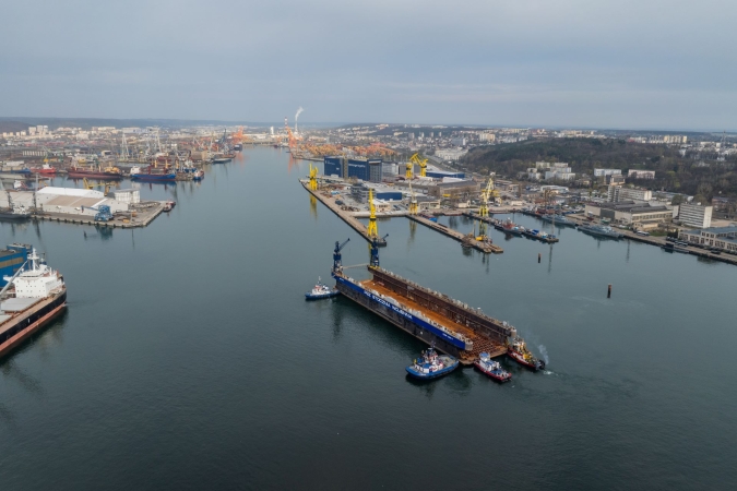 [WIDEO] Ważny moment dla PGZ Stoczni Wojennej i Portu Gdynia. Przeprowadzka doku pływającego-GospodarkaMorska.pl