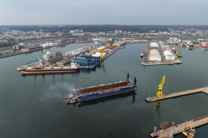[WIDEO] Ważny moment dla PGZ Stoczni Wojennej i Portu Gdynia. Przeprowadzka doku pływającego-GospodarkaMorska.pl
