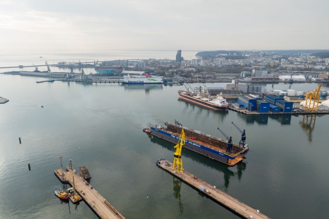 [WIDEO] Ważny moment dla PGZ Stoczni Wojennej i Portu Gdynia. Przeprowadzka doku pływającego-GospodarkaMorska.pl