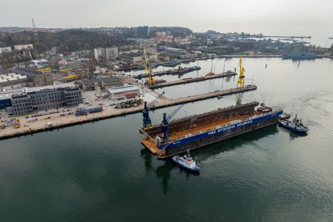 [WIDEO] Ważny moment dla PGZ Stoczni Wojennej i Portu Gdynia. Przeprowadzka doku pływającego-GospodarkaMorska.pl