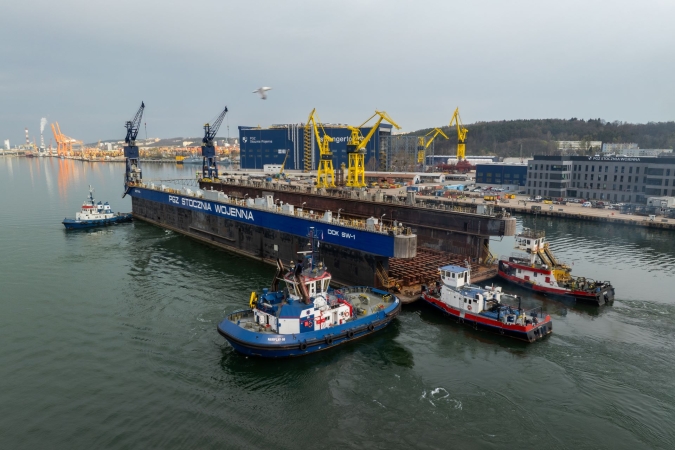 [WIDEO] Ważny moment dla PGZ Stoczni Wojennej i Portu Gdynia. Przeprowadzka doku pływającego-GospodarkaMorska.pl