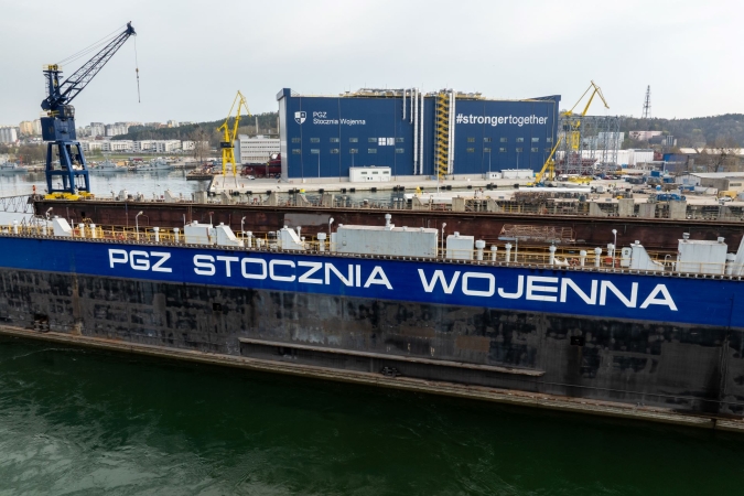[WIDEO] Ważny moment dla PGZ Stoczni Wojennej i Portu Gdynia. Przeprowadzka doku pływającego-GospodarkaMorska.pl