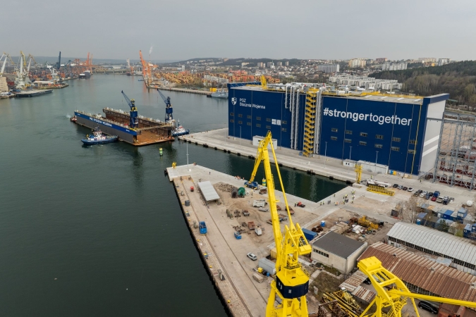 [WIDEO] Ważny moment dla PGZ Stoczni Wojennej i Portu Gdynia. Przeprowadzka doku pływającego-GospodarkaMorska.pl