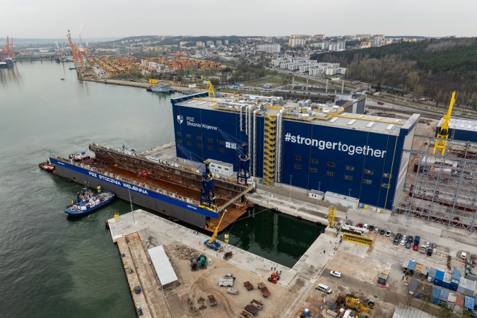 [WIDEO] Ważny moment dla PGZ Stoczni Wojennej i Portu Gdynia. Przeprowadzka doku pływającego-GospodarkaMorska.pl