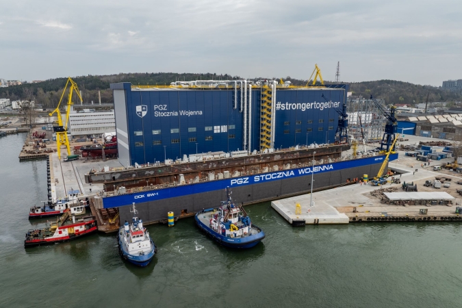 [WIDEO] Ważny moment dla PGZ Stoczni Wojennej i Portu Gdynia. Przeprowadzka doku pływającego-GospodarkaMorska.pl