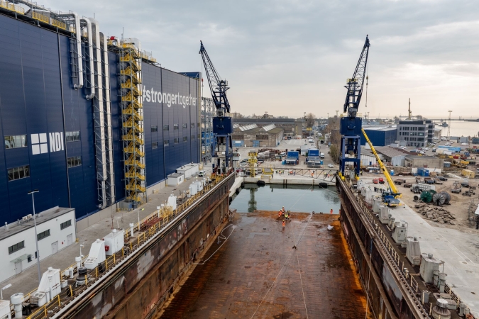 [WIDEO] Ważny moment dla PGZ Stoczni Wojennej i Portu Gdynia. Przeprowadzka doku pływającego-GospodarkaMorska.pl