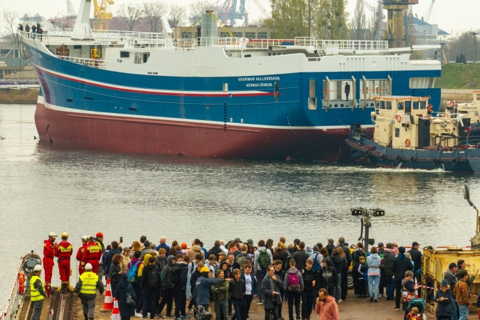 Kolejne wodowanie z pochylni w gdańskiej stoczni Karstensen z udziałem publiczności-GospodarkaMorska.pl