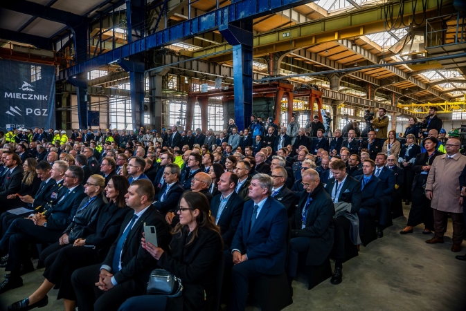 Burza w polskiej stoczni. Ruszyła budowa drugiej fregaty programu „Miecznik”-GospodarkaMorska.pl