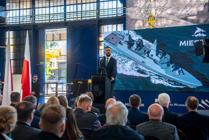Burza w polskiej stoczni. Ruszyła budowa drugiej fregaty programu „Miecznik”-GospodarkaMorska.pl