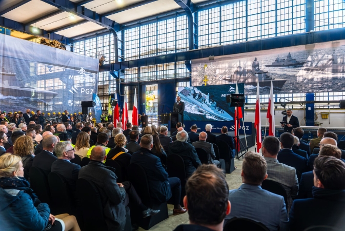 Burza w polskiej stoczni. Ruszyła budowa drugiej fregaty programu „Miecznik”-GospodarkaMorska.pl