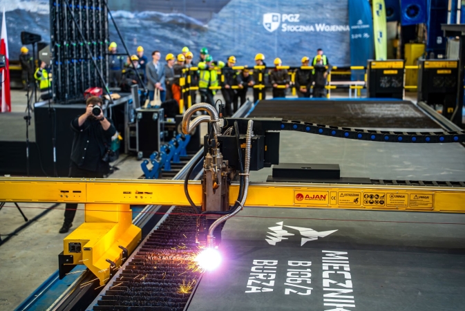 Burza w polskiej stoczni. Ruszyła budowa drugiej fregaty programu „Miecznik”-GospodarkaMorska.pl