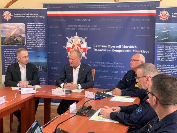 Odprawa premiera z kadrą Marynarki Wojennej w COM-DKM w Gdyni-GospodarkaMorska.pl