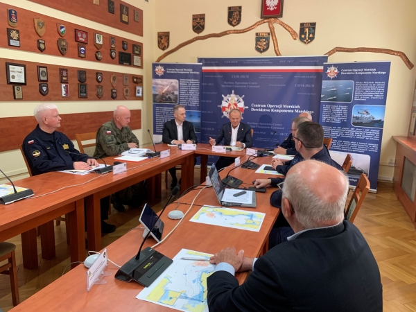 Odprawa premiera z kadrą Marynarki Wojennej w COM-DKM w Gdyni-GospodarkaMorska.pl