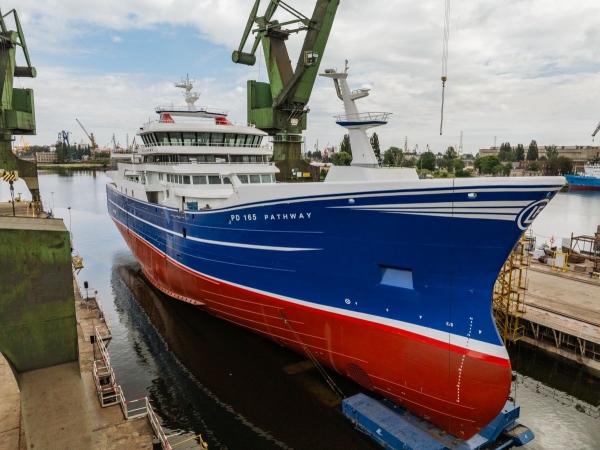 Wodowanie statku rybackiego w Karstensenie przyciągnęło tłumy [WIDEO]-GospodarkaMorska.pl