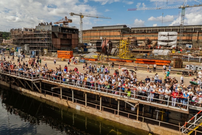 Wodowanie statku rybackiego w Karstensenie przyciągnęło tłumy [WIDEO]-GospodarkaMorska.pl