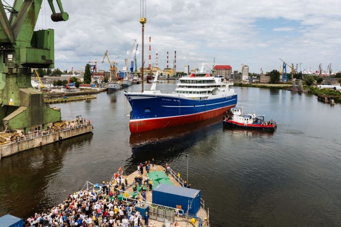 Wodowanie statku rybackiego w Karstensenie przyciągnęło tłumy [WIDEO]-GospodarkaMorska.pl
