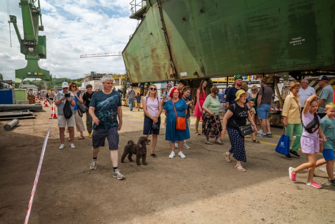 Wodowanie statku rybackiego w Karstensenie przyciągnęło tłumy [WIDEO]-GospodarkaMorska.pl