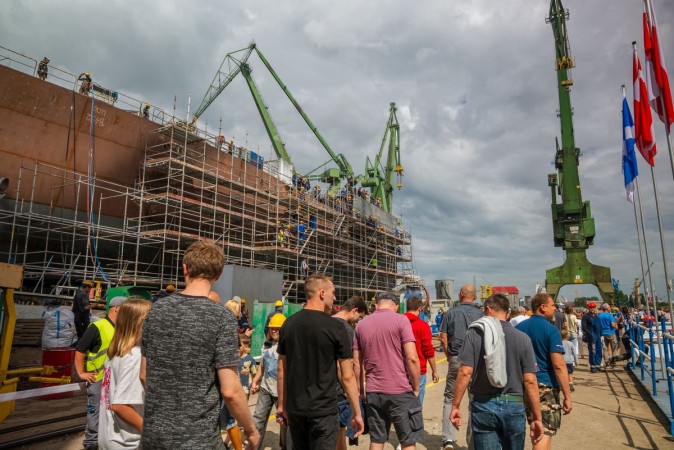 Wodowanie statku rybackiego w Karstensenie przyciągnęło tłumy [WIDEO]-GospodarkaMorska.pl