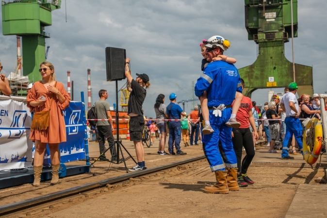 Wodowanie statku rybackiego w Karstensenie przyciągnęło tłumy [WIDEO]-GospodarkaMorska.pl