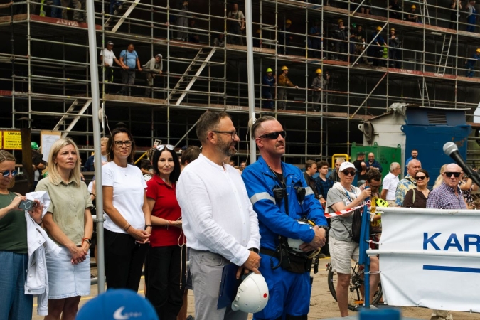 Wodowanie statku rybackiego w Karstensenie przyciągnęło tłumy [WIDEO]-GospodarkaMorska.pl