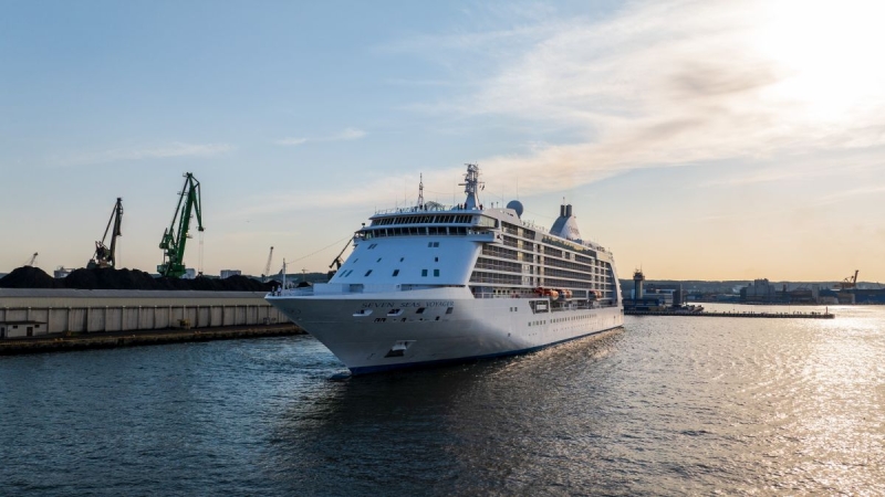 Intensywny sezon wycieczkowy w Gdyni. Port odwiedził Seven Seas Voyager-GospodarkaMorska.pl