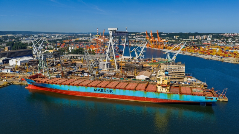 [WIDEO] Nauta: kontenerowiec po kraksie z samochodowcem przechodzi naprawę w Gdyni-GospodarkaMorska.pl