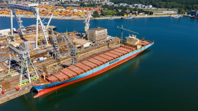 [WIDEO] Nauta: kontenerowiec po kraksie z samochodowcem przechodzi naprawę w Gdyni-GospodarkaMorska.pl