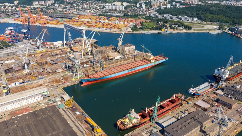 [WIDEO] Nauta: kontenerowiec po kraksie z samochodowcem przechodzi naprawę w Gdyni-GospodarkaMorska.pl