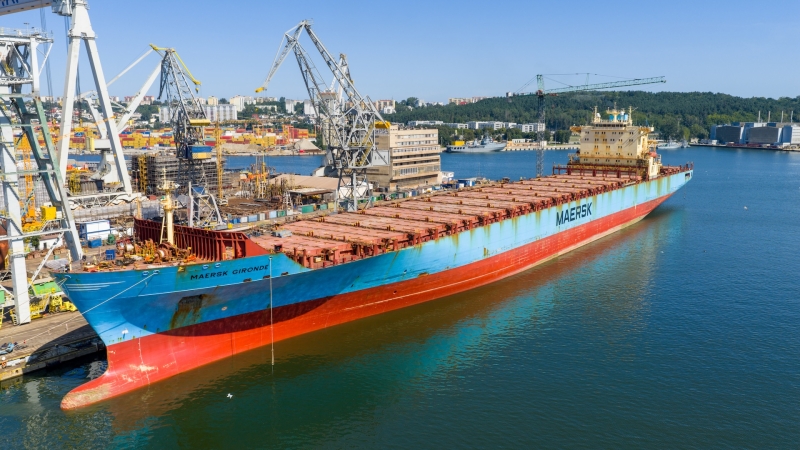 [WIDEO] Nauta: kontenerowiec po kraksie z samochodowcem przechodzi naprawę w Gdyni-GospodarkaMorska.pl