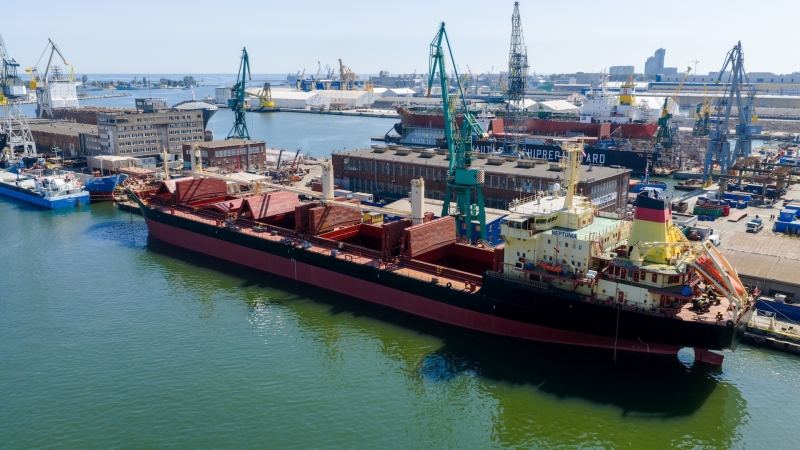 [WIDEO] Nauta: kontenerowiec po kraksie z samochodowcem przechodzi naprawę w Gdyni-GospodarkaMorska.pl