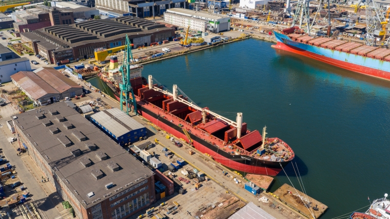 [WIDEO] Nauta: kontenerowiec po kraksie z samochodowcem przechodzi naprawę w Gdyni-GospodarkaMorska.pl