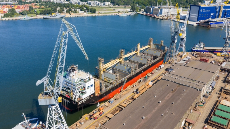 [WIDEO] Nauta: kontenerowiec po kraksie z samochodowcem przechodzi naprawę w Gdyni-GospodarkaMorska.pl