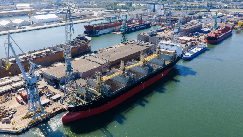 [WIDEO] Nauta: kontenerowiec po kraksie z samochodowcem przechodzi naprawę w Gdyni-GospodarkaMorska.pl