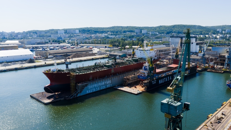 [WIDEO] Nauta: kontenerowiec po kraksie z samochodowcem przechodzi naprawę w Gdyni-GospodarkaMorska.pl