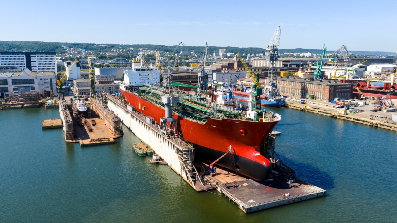 [WIDEO] Nauta: kontenerowiec po kraksie z samochodowcem przechodzi naprawę w Gdyni-GospodarkaMorska.pl