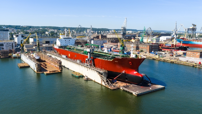 [WIDEO] Nauta: kontenerowiec po kraksie z samochodowcem przechodzi naprawę w Gdyni-GospodarkaMorska.pl