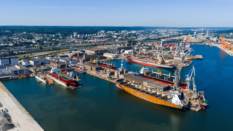 [WIDEO] Nauta: kontenerowiec po kraksie z samochodowcem przechodzi naprawę w Gdyni-GospodarkaMorska.pl