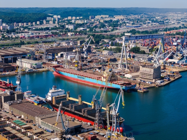 [WIDEO] Nauta: kontenerowiec po kraksie z samochodowcem przechodzi naprawę w Gdyni-GospodarkaMorska.pl