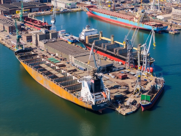 [WIDEO] Nauta: kontenerowiec po kraksie z samochodowcem przechodzi naprawę w Gdyni-GospodarkaMorska.pl