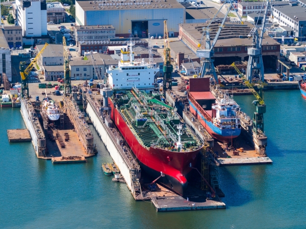 [WIDEO] Nauta: kontenerowiec po kraksie z samochodowcem przechodzi naprawę w Gdyni-GospodarkaMorska.pl