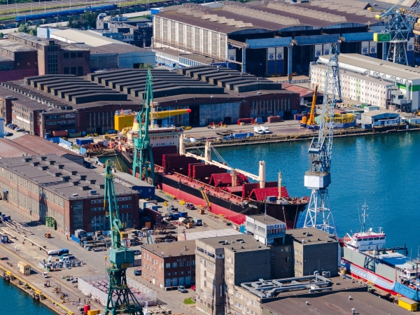 [WIDEO] Nauta: kontenerowiec po kraksie z samochodowcem przechodzi naprawę w Gdyni-GospodarkaMorska.pl