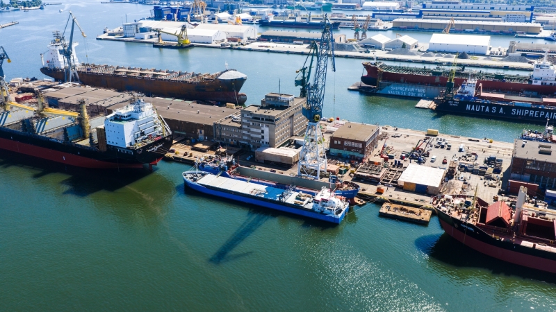 [WIDEO] Nauta: kontenerowiec po kraksie z samochodowcem przechodzi naprawę w Gdyni-GospodarkaMorska.pl